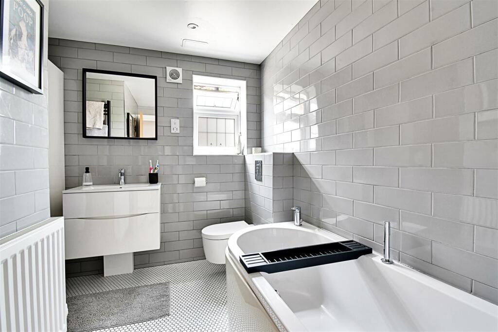 Bathroom 1.jpg