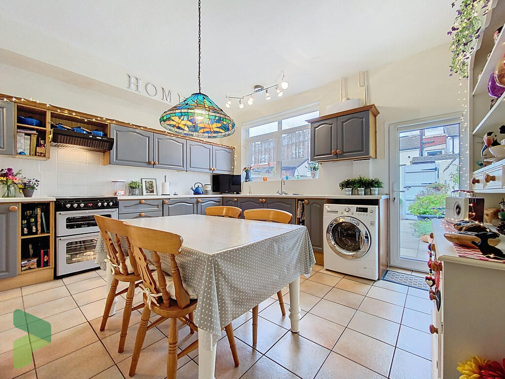 Fitted Dining Kit...