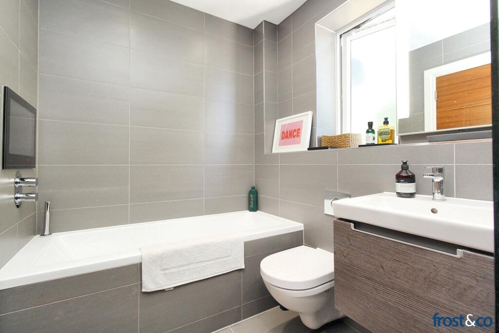 Master En-Suite Bathroom