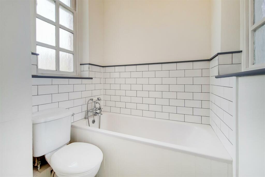 3_Main Ensuite-1.jpg
