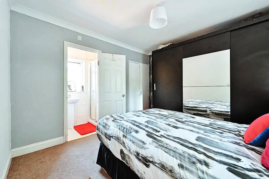 bedroom 2 pt2.jpg