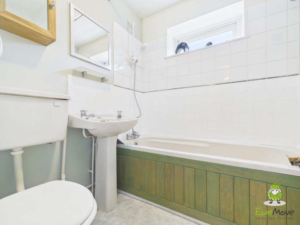 EweMove Estate Agents Basingstoke - LONGACRE RISE 