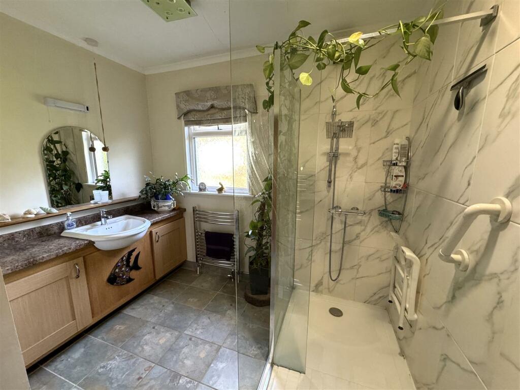 BATHROOM 1.JPG