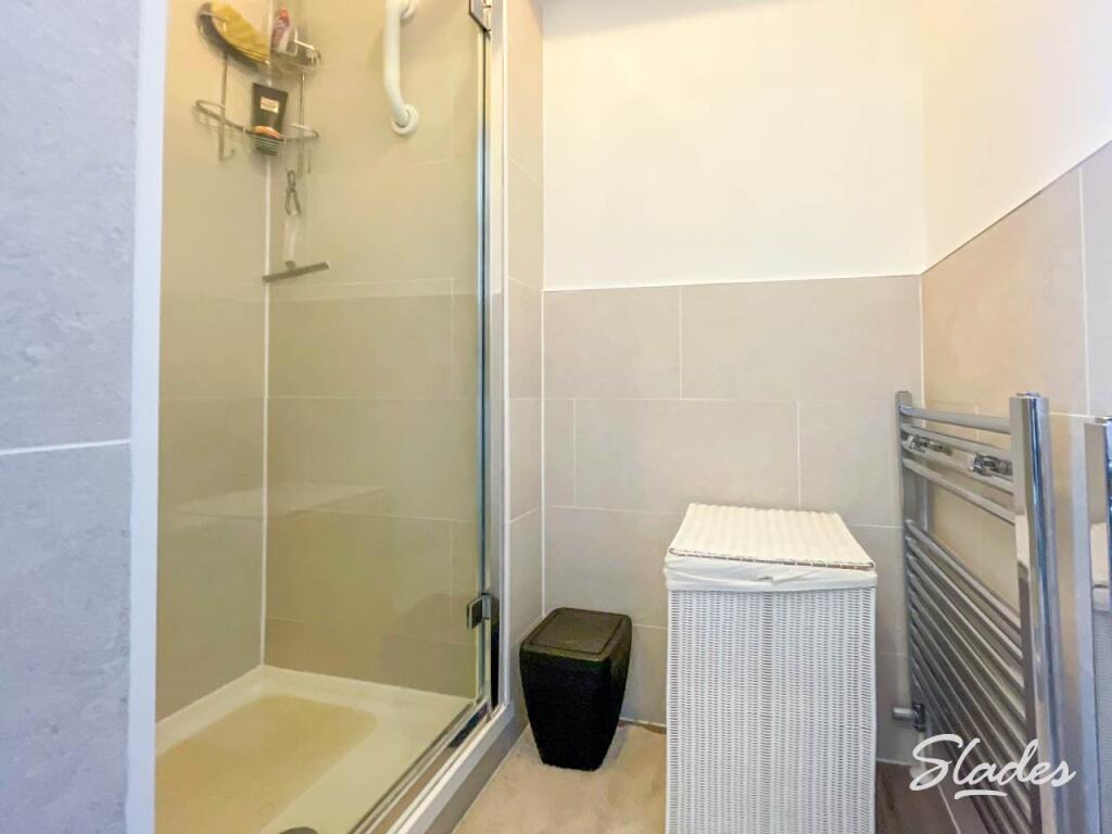 1 Avenue Court showe