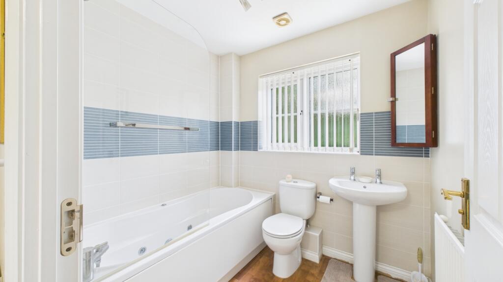 ewemove-thomasroad-family bathroom