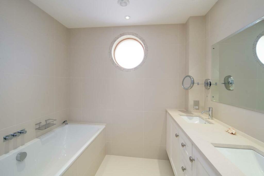 Master Ensuite.jpeg