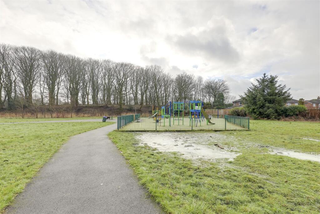 Park &amp; Cycle Way at the End of Cul-de-Sac