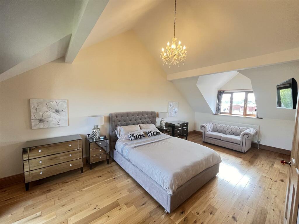 master bed 1.JPG