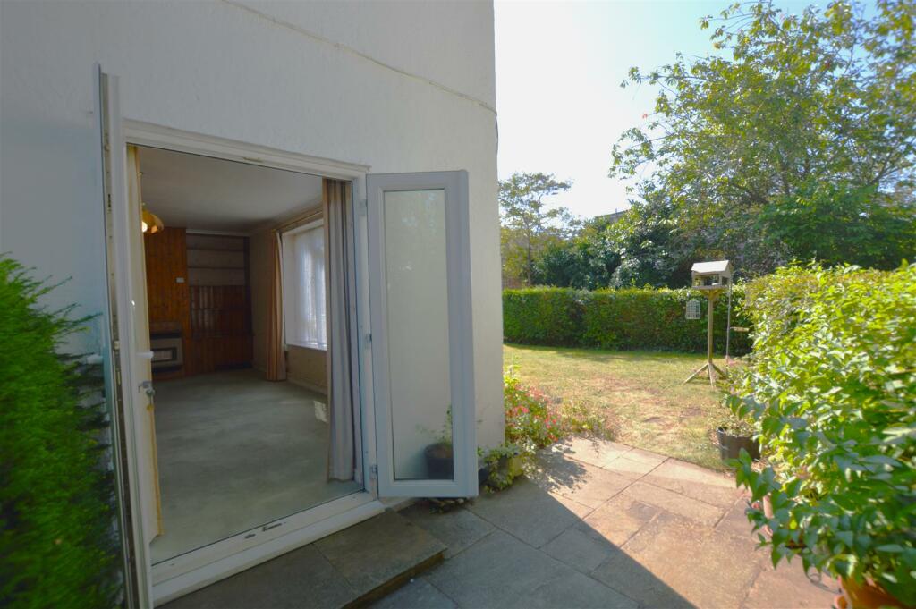 1 Oaklands patio.JPG