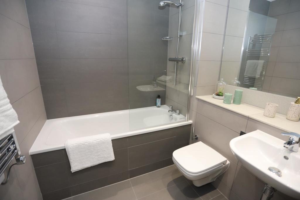 Left Hand Bath.JPG