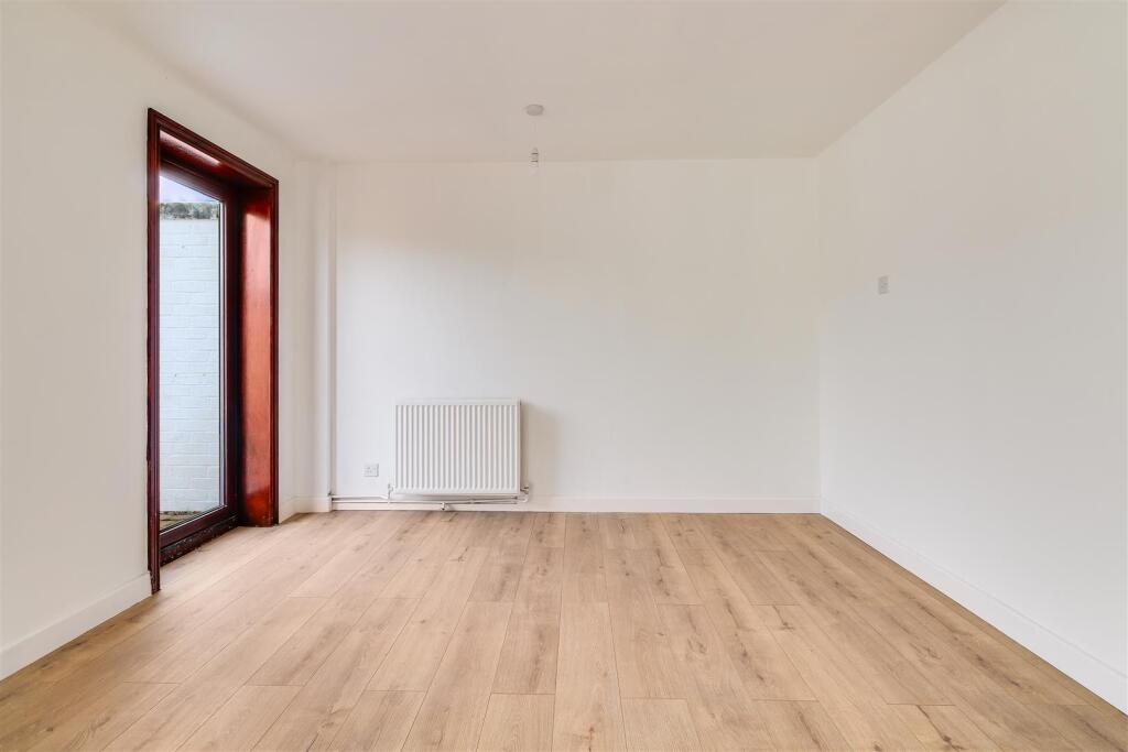 Living / Dining Room (3)