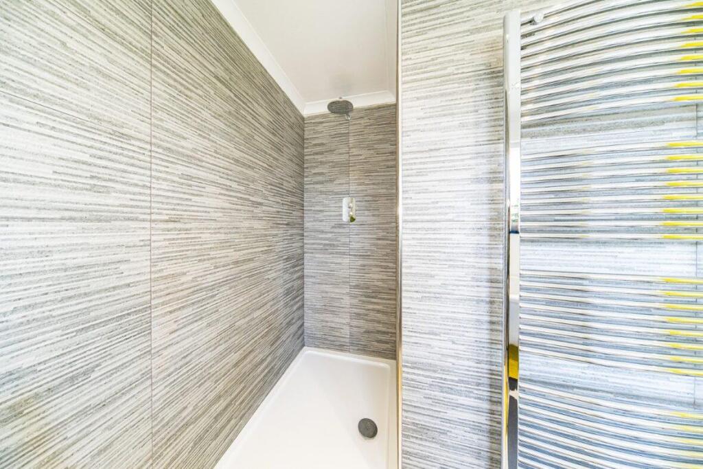 20 Hillschool Road shower enclosure.jpg