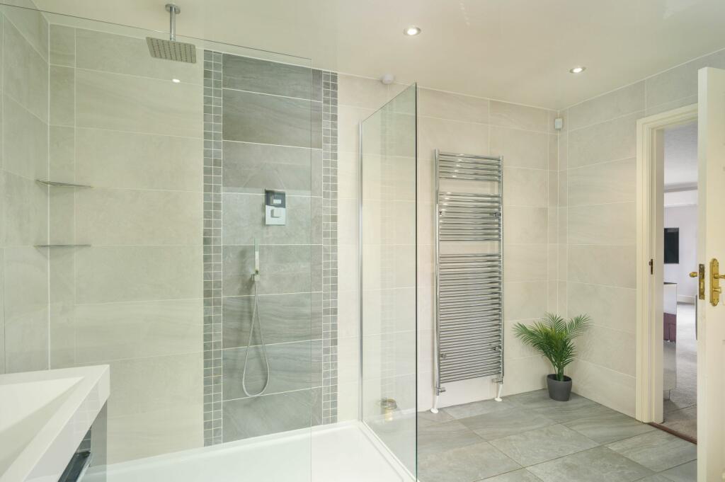 Master ensuite 