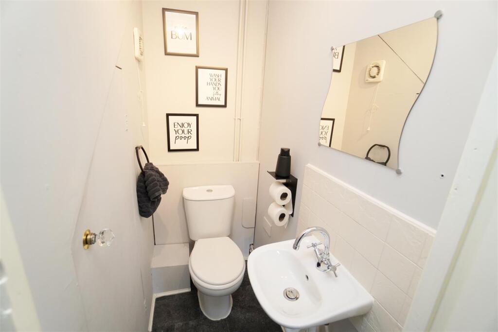 downstairs wc.jpg