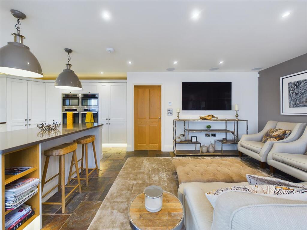 KITCHEN/RECEPTION ROOM