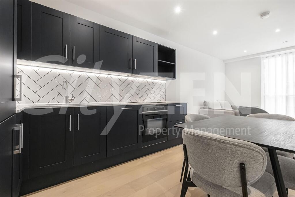 KITCHEN/RECEPTION