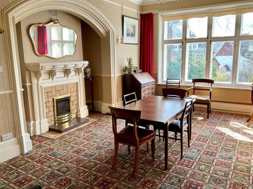 Dining Room pic5.jpg