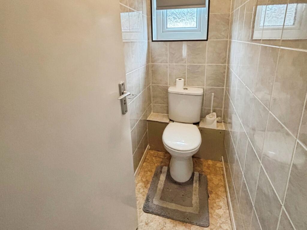 pbox-bathroom-327110.jpg
