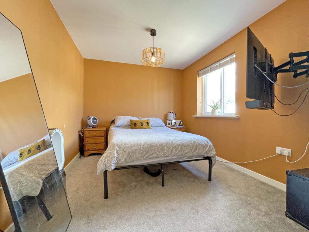 Haycroft Mews 21 - Bedroom One.jpg