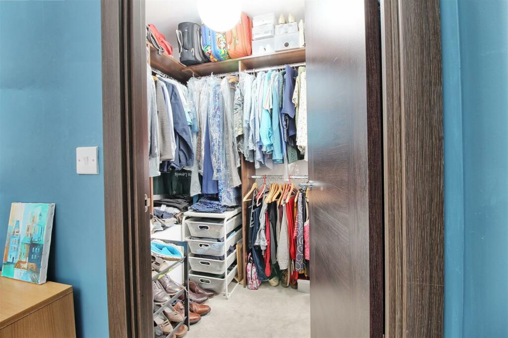 WALK-IN WARDROBE