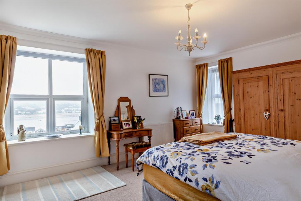 Main house principal bedroom