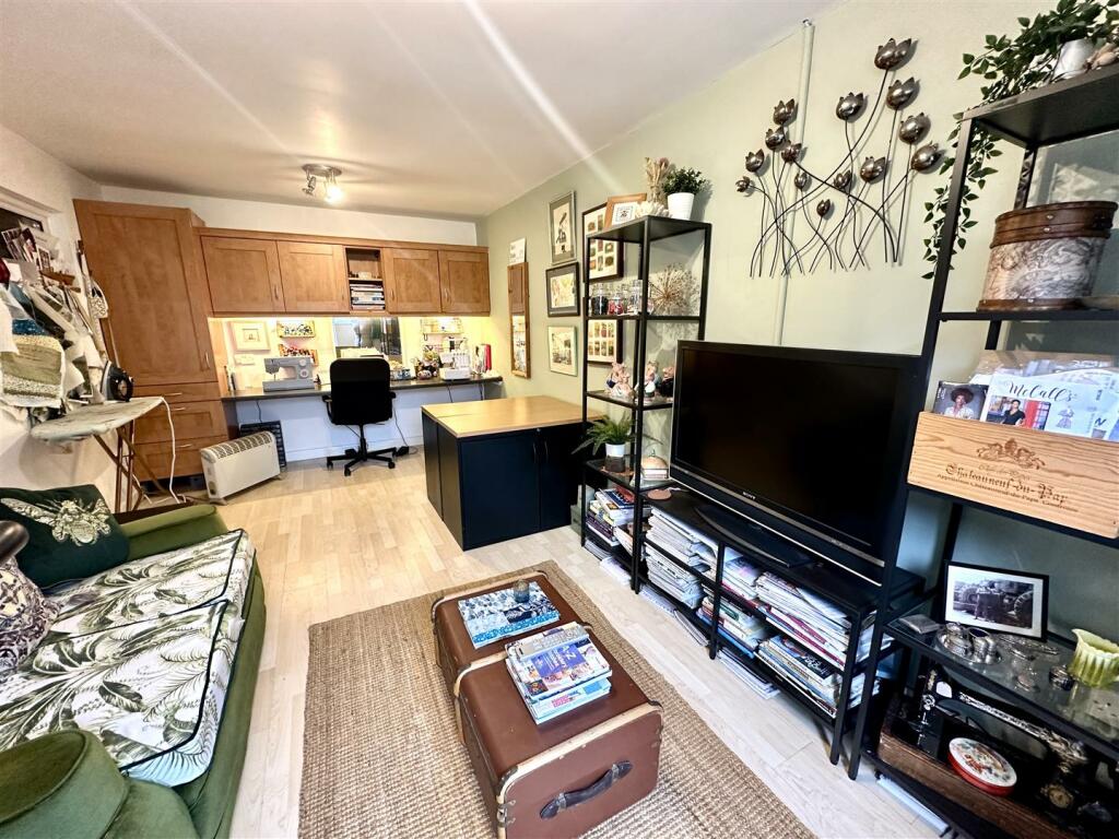 OFFICE STUDIO/STORE AREA
