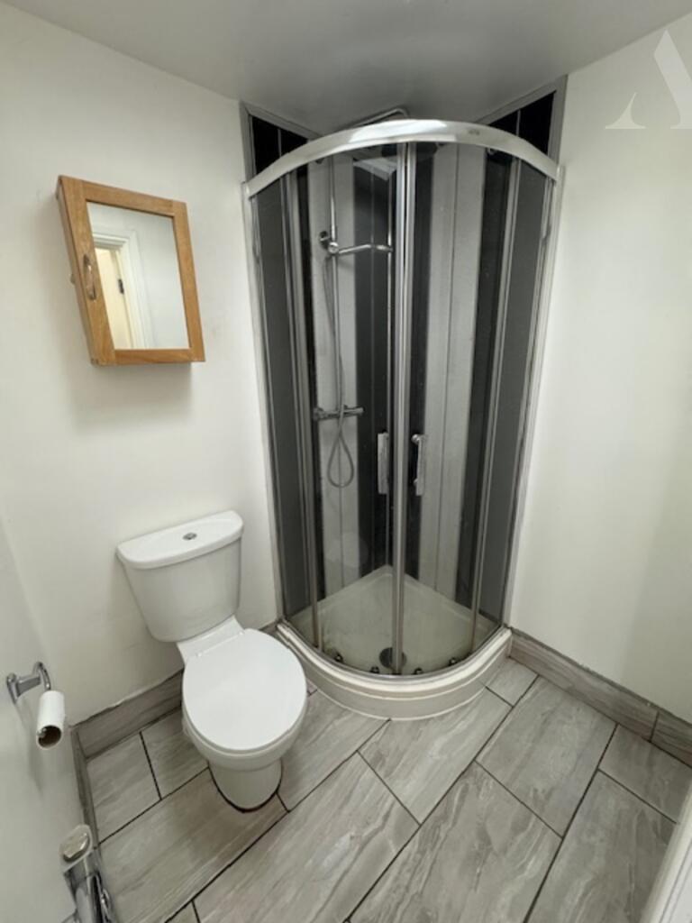 8 Chipperfield Road shower room