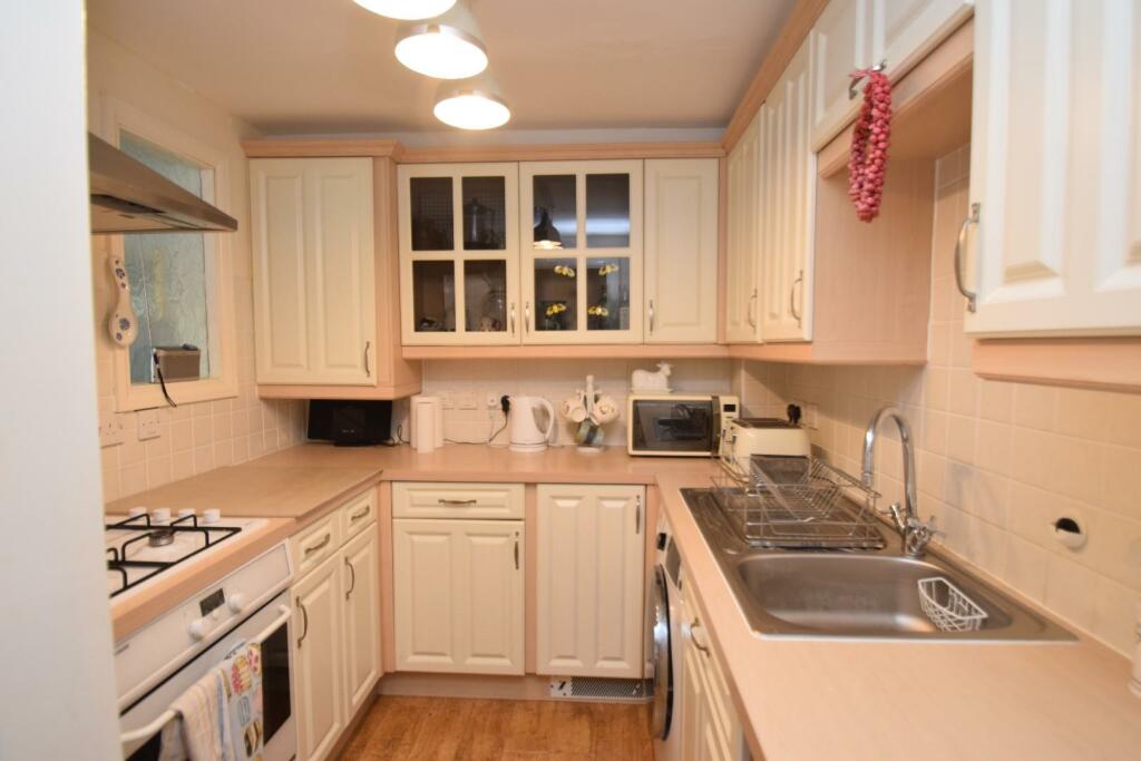 4 Badgers Court Kitchen.JPG