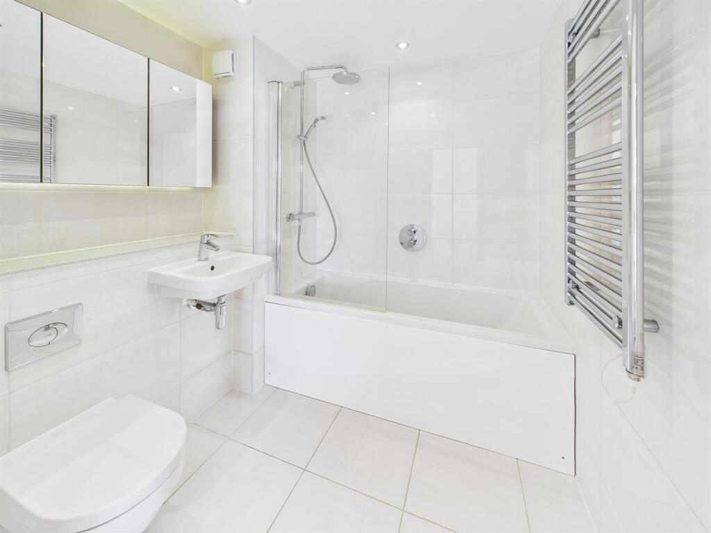 8 - Modern 2-Bedroom Flat for Auction in Bath.jpg