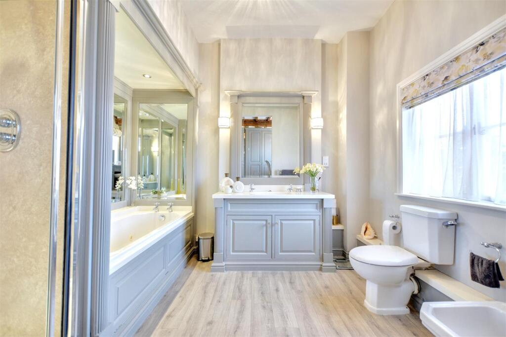 En-Suite Bathroom