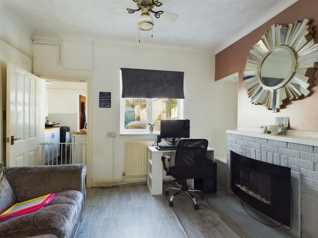 Dining Room Pic 4.jpg