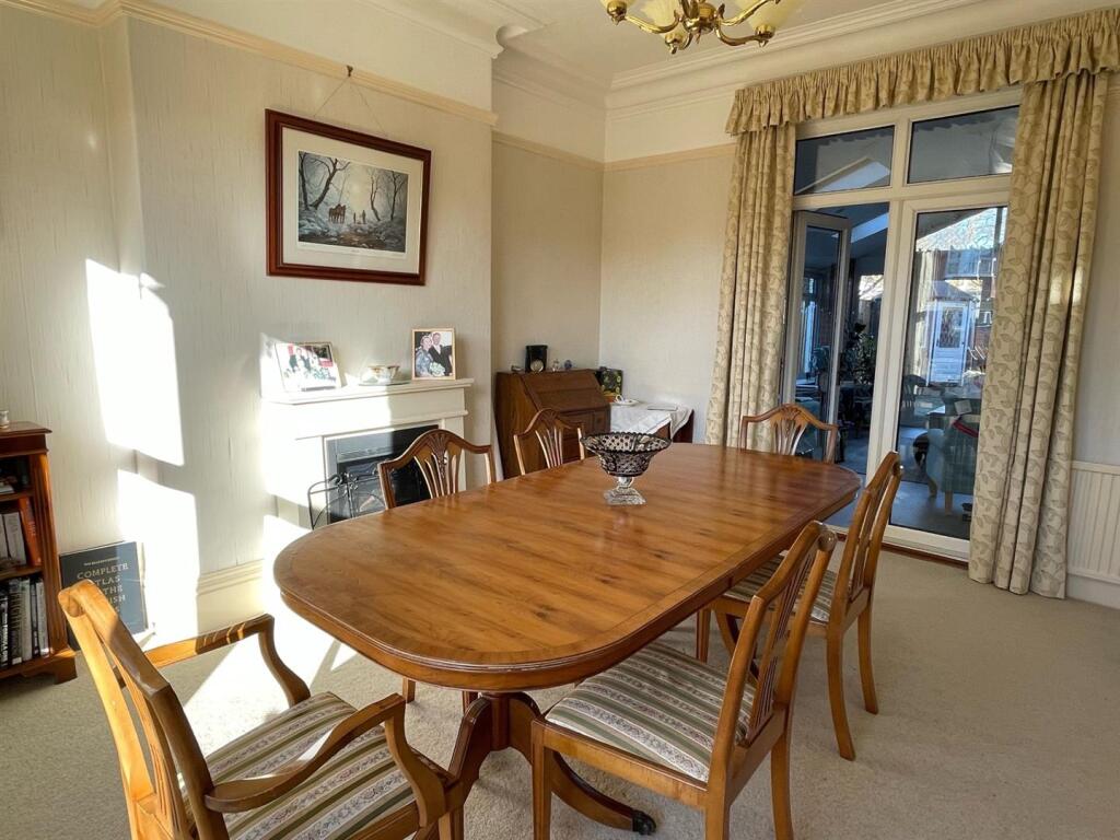 Dining1.jpg