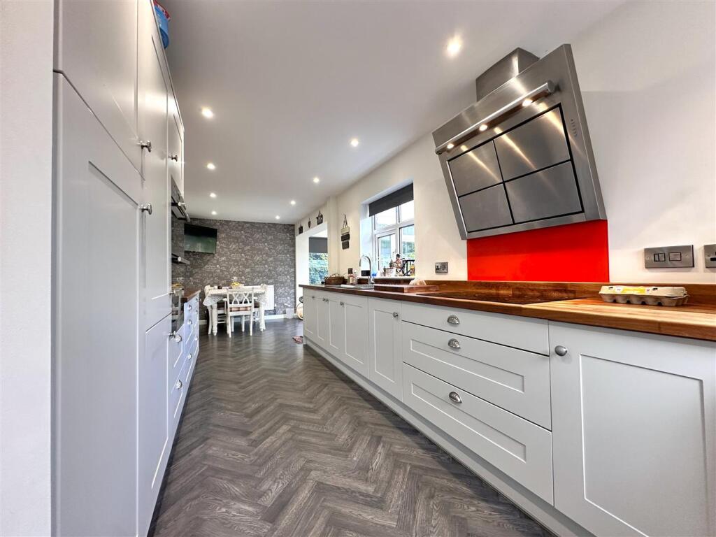 Extensive Dining Kitchen 861