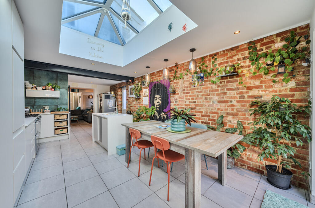 1360772-21-68da52...