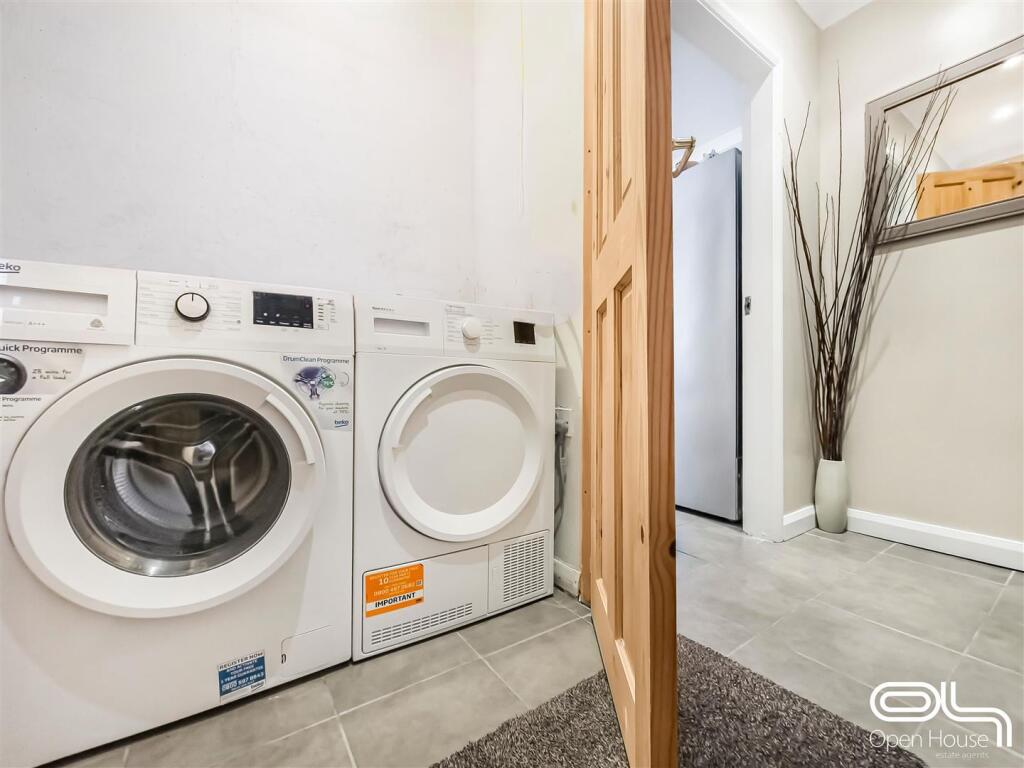 Peregrine Close, Winshill (2).jpg