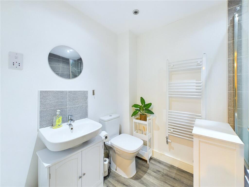 Family Bathroom W/Lo