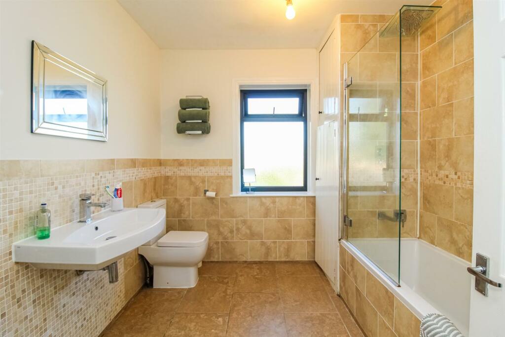 BATHROOM/W.C.