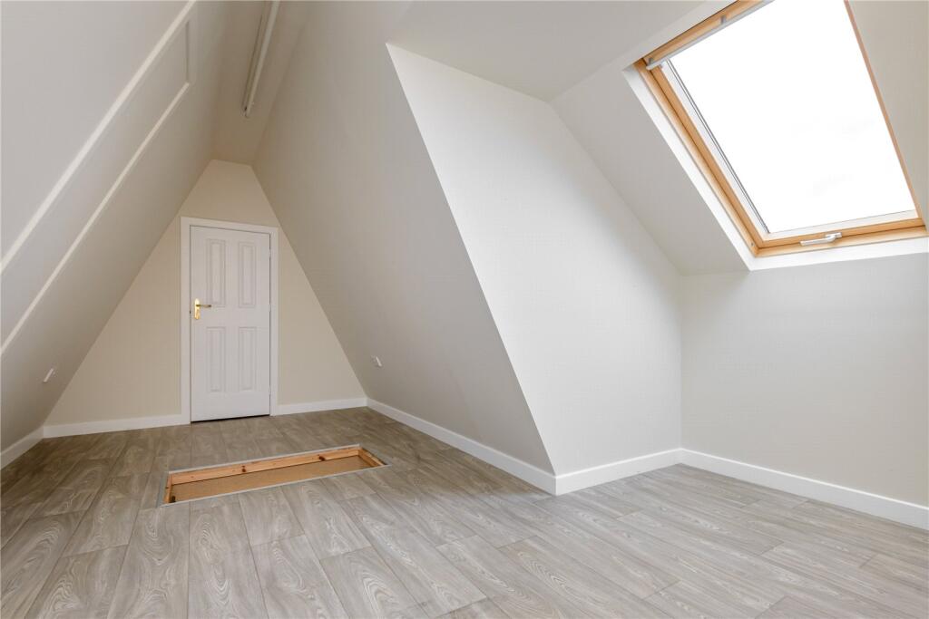 Hawk Crescent 43