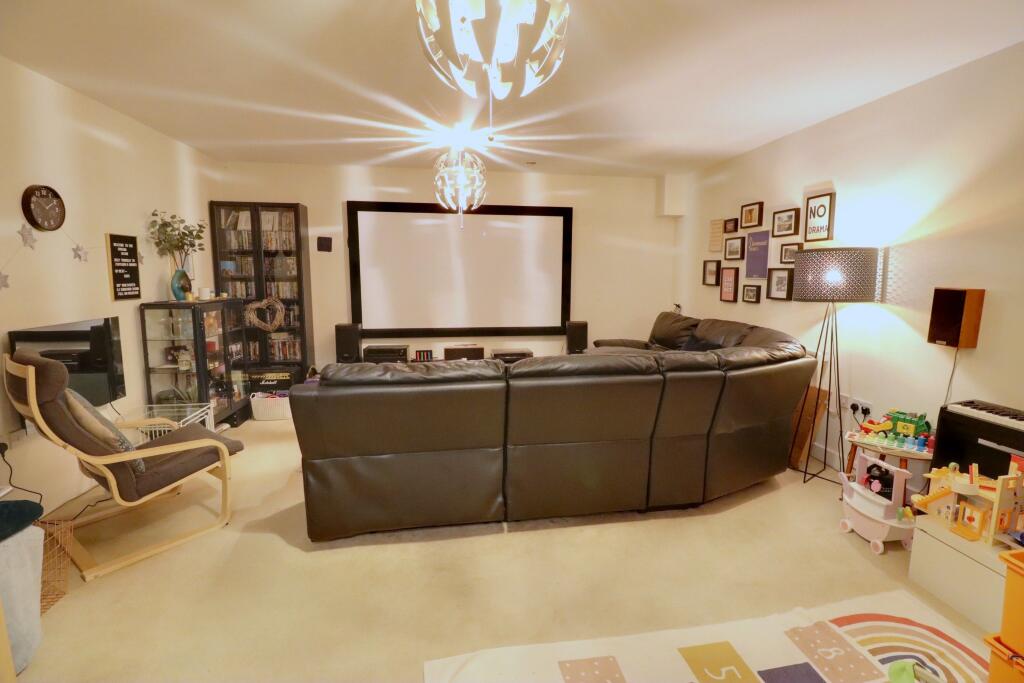 CINEMA/FAMILY ROOM