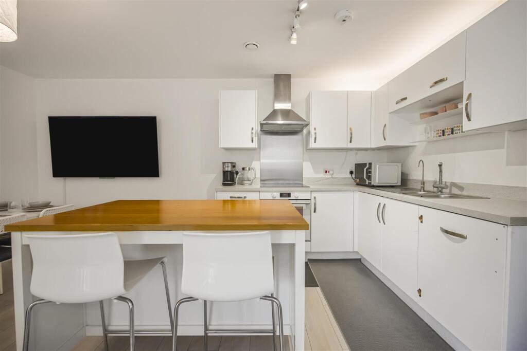 LOUNGE/KITCHEN DINER