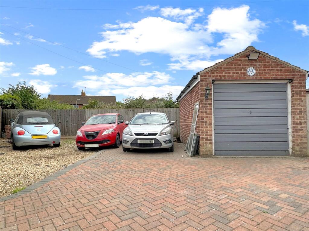 GARAGE &amp; Extensive Driveway Space 478