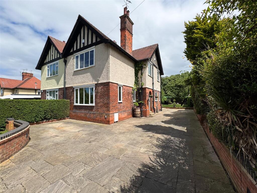 MANON VILLAS FRONT SHOT.jpg