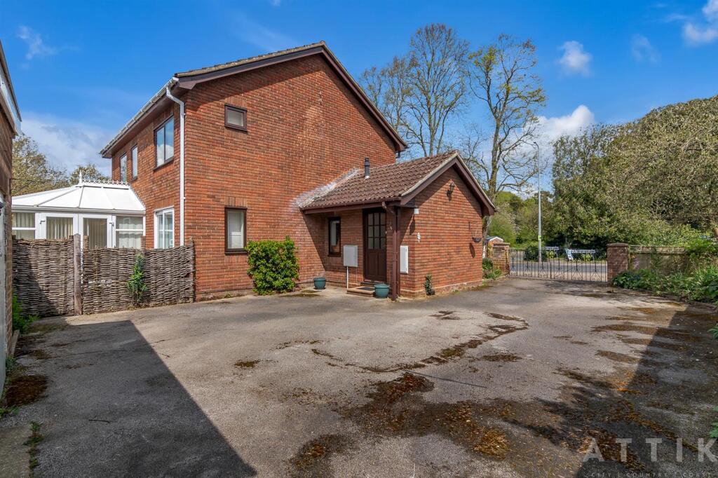 57 Holton Road Halesworth IP19 8HQ (8).jpg