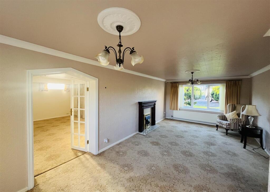 LOUNGE &amp; DINING AREA