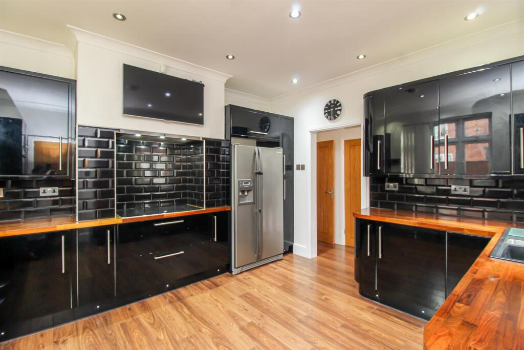 KITCHEN/BREAKFAST ROOM