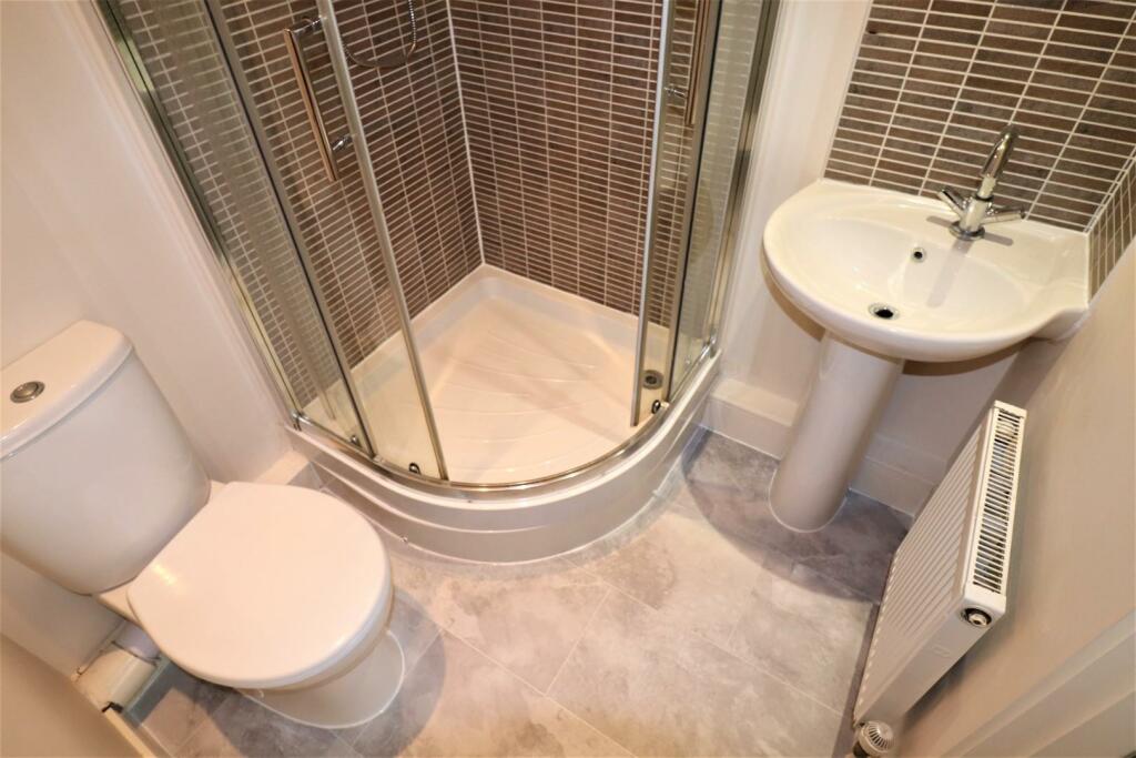 06 - Ensuite.JPG