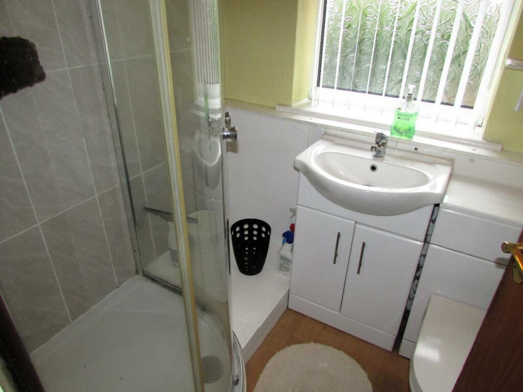BriscoeLn136bath.JPG