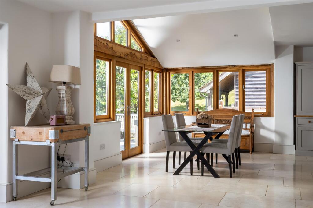 61 - Springview - GL8 8XX - Web.jpg