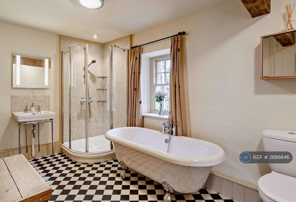 Lovely Spacious Bathroom