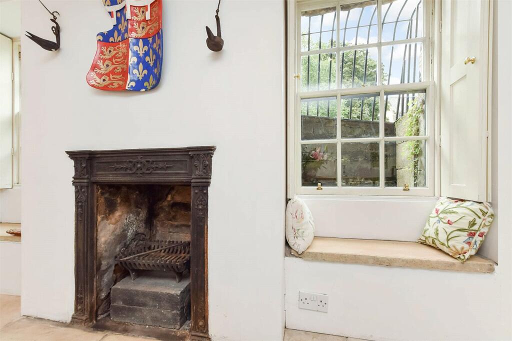 Dining Room/Bed 4